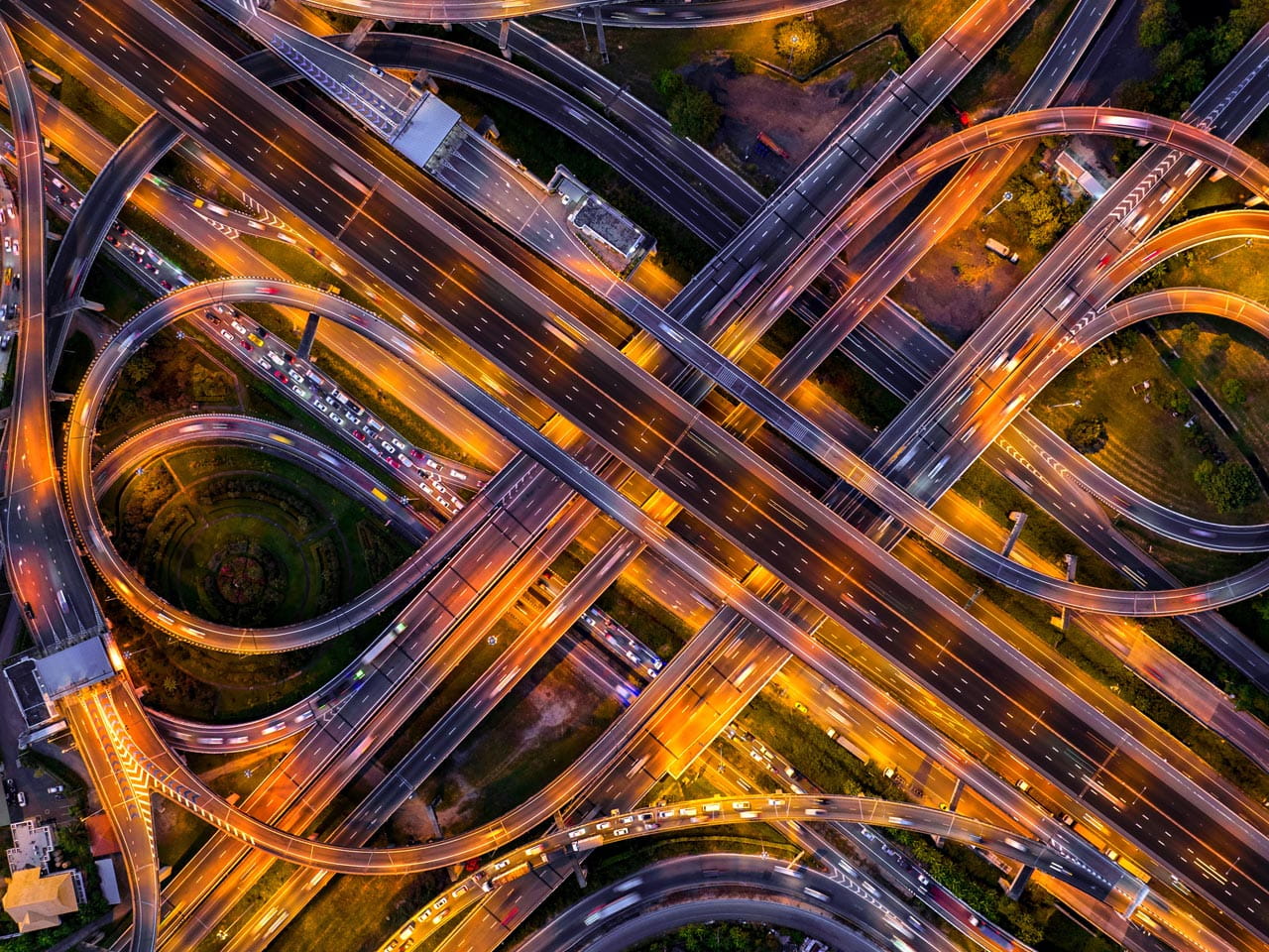Vista aérea de un complejo intercambiador de autopistas por la noche